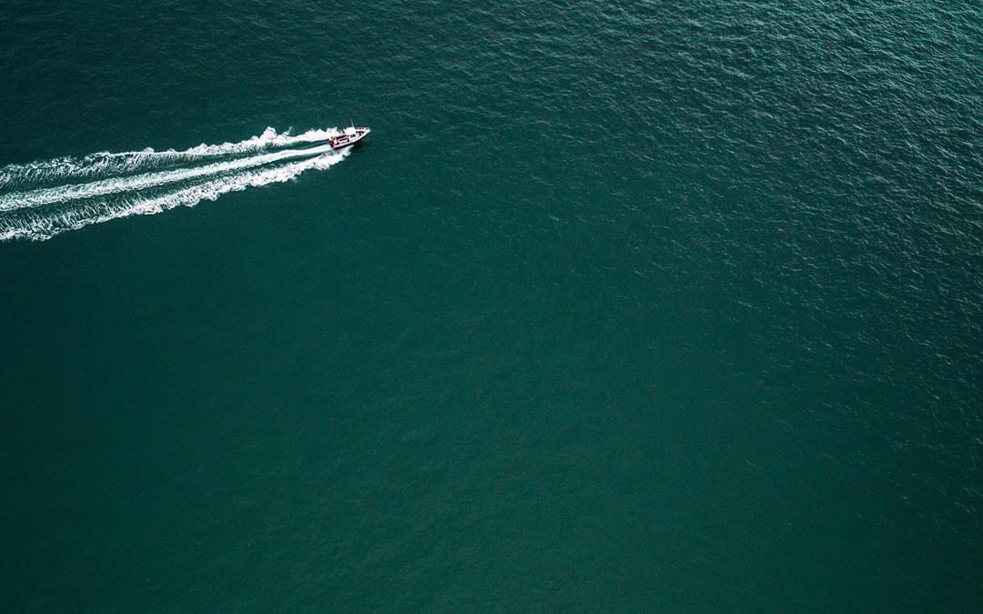 Drone vista del mar con lancha